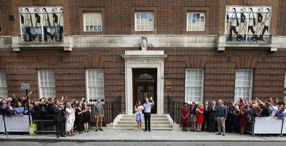 Londres, Inglaterra, 23 de julio de 2013. “Se parece a Kate, gracias a Dios”, dijo Guillermo de Inglaterra con su niño en brazos. Era la presentación oficial del bebé real a las puertas del hospital de St. Mary, a las 20.15 hora española, 24 horas después de su nacimiento. El nombre del príncipe de Cambridge se dio a conocer un día después: se llamó Jorge, el nombre favorito de los británicos en las quinielas y el del padre de la reina Isabel II.