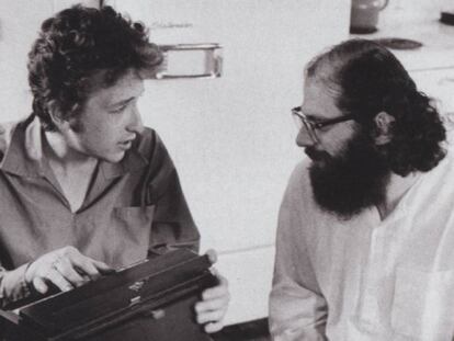 Bob Dylan, a la izquierda, con el poeta Allen Ginsberg en Nueva York en 1964.