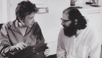 Bob Dylan, a la izquierda, con el poeta Allen Ginsberg en Nueva York en 1964.