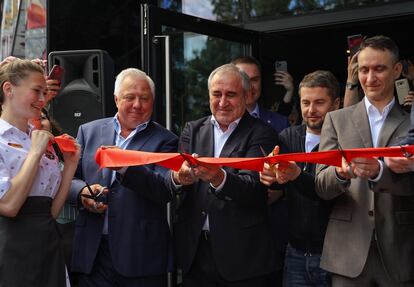 Alexander Govor, en el centro, inaugura uno de sus restaurantes "Vkusno & tochka", sustitutos de los McDonald's en Rusia.