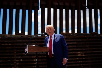 Donald Trump da una conferencia de prensa junto a la frontera sur con México, en agosto de 2024, en Sierra Vista, Arizona. 