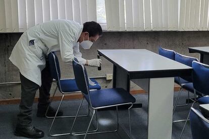 Personal de la UNAM inspecciona una de las aulas de la Facultad de Química, en una imagen compartida en las redes sociales de la casa de estudios.