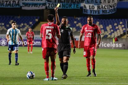 Un arbitro enseña una tarjeta amarilla a Rafael Caroca, de Ñublense, durante un partido de la Copa Libertadores 2023