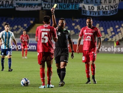 Un arbitro enseña una tarjeta amarilla a Rafael Caroca, de Ñublense, durante un partido de la Copa Libertadores 2023.