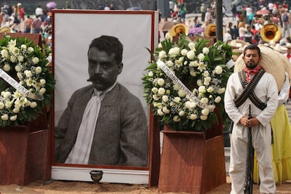 Personal militar y voluntarios civiles han participado del aniversario de la Revolución Mexicana.