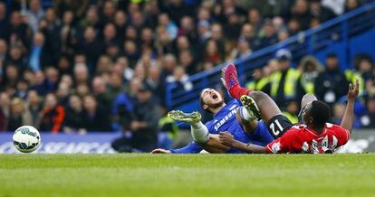 Hazard (i) choca con Wanyama en el duelo de Londres.