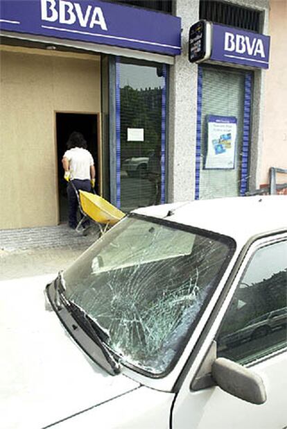 Estado de la sucursal del BBVA, atacada esta mañana