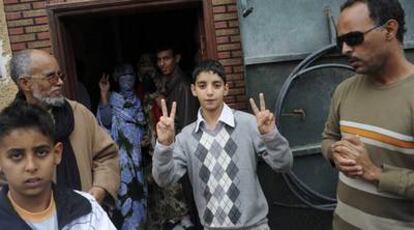 Mohamed, el hijo de Aminetu Haidar, hace el signo de la victoria frente a su casa en El Aaiún.