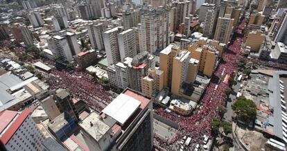 Miles de personas acompañan el ataúd de Chávez por las calles de Caracas.