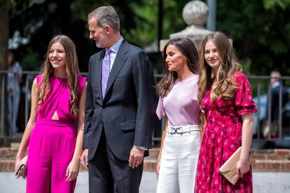 Al contrario que hace dos años en la confirmación de la princesa Leonor, los Reyes y sus hijas han posado a su llegada a la parroquia, asociada al colegio, pero no a la salida. Primero lo han hecho los cuatro solos y después han llamado a los abuelos de Sofía (todos menos el emérito Juan Carlos, en Abu Dabi) para que se unieran a la fotografía familiar.