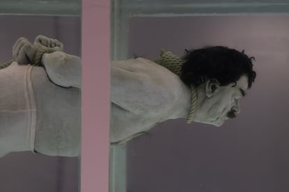 Una de las obras expuestas en el Museo de Arte Prohibido de Barcelona, en la imagen, la obra "Shark", de Davic Cerny.