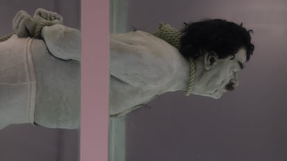 Una de las obras expuestas en el Museo de Arte Prohibido de Barcelona, en la imagen, la obra "Shark", de Davic Cerny.