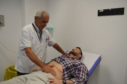 El paciente y su m&eacute;dico durante una visita de seguimiento tras la operaci&oacute;n