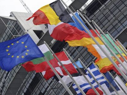 Banderas de países miembros de la UE frente al Parlamento Europeo en Estrasburgo.
