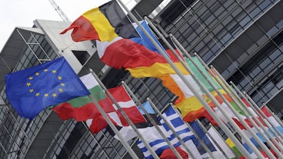 Banderas de países miembros de la UE frente al Parlamento Europeo en Estrasburgo.