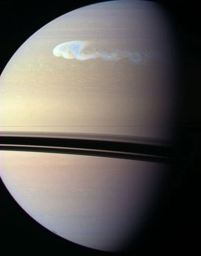 Fotografías de Saturno con una tormenta en el hemisferio Norte (izquierda) y del suelo de Titán, captado por la <i>Huygens,</i> en color real.