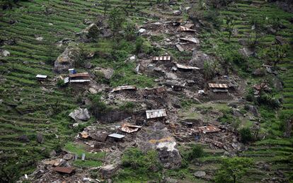 Casas dañadas vistas desde un helicóptero del Ejército de la India en la zona nepalí de Gorkha, el 28 de abril de 2015.