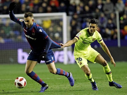 Chumi le agarra de la camiseta a Mayoral en el Levante-Barcelona de Copa.