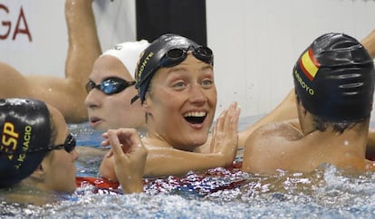 Mireia Belmonte, en la piscina ol&iacute;mpica junto a varios nadadores del equipo espa&ntilde;ol.