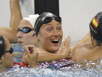 Mireia Belmonte, en la piscina ol&iacute;mpica junto a varios nadadores del equipo espa&ntilde;ol.