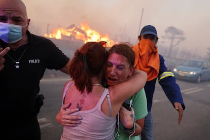 Una mujer llora tras ser rescatada en Varnava, el domingo.