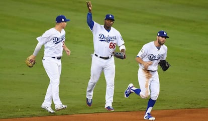 Yasiel Puig (c), durante el sexto juego de la Serie Mundial.