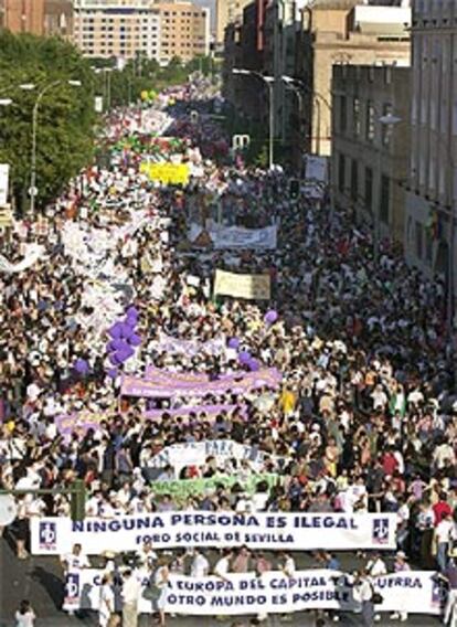 Miles de personas han participado en la manifestación antiglobalización que se ha desarrollado en Sevilla.