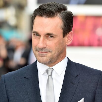 <p>En marzo de 2012, Jon Hamm desveló su pasado como trabajador de la industria del cine X antes de ser actor. El protagonista de la serie ‘Mad Men’ trabajó decorando escenarios de películas eróticas</p> <br> <p> <p>, según explicó el intérprete durante una entrevista con el presentador Anderson Cooper. “Había una razón por la que me contrataron para hacer ese trabajo, y no era porque necesitaran a alguien excelente en esa posición. Si se fijaban en dónde estaba colocada la ceniza entonces es que alguien que no era yo estaba haciendo un terrible trabajo”, le contó sobre su experiencia. “Fueron un par de semanas y fue una manera algo deprimente de ganar un par de cientos de dólares al día”. Un trabajo, en cualquier caso, nada mal pagado y que calificó como “una experiencia educativa”.</p> <br> <p>