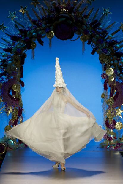 En la imagen, la novia que presenta Montesinos con un capirote hecho de orquídeas. El diseñador siempre hace referencias al folklore español en su más pura esencia, en esta ocasión con imágenes de reliquias religiosas. 