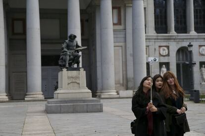 Turistas junto a la estatua del pintor Diego Velázquez en el exterior del Museo del Prado, en el centro de Madrid, el 18 de enero de 2016.