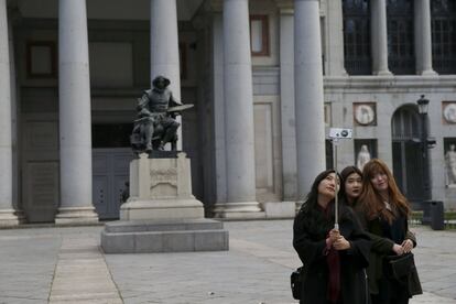 Turistas junto a la estatua del pintor Diego Velázquez en el exterior del Museo del Prado, en el centro de Madrid, en 2016.