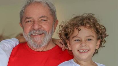 Lula com o neto, Arthur Araújo Lula da Silva, que morreu aos 7 anos.