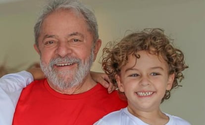 Lula com o neto, Arthur Araújo Lula da Silva, que morreu aos 7 anos.