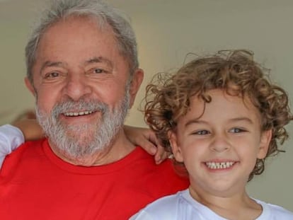 Lula com o neto, Arthur Araújo Lula da Silva, que morreu aos 7 anos.