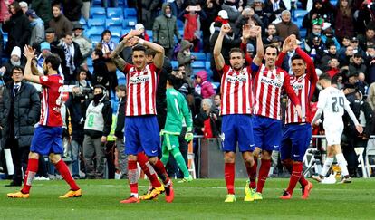 Los jugadores del Atlético del Madrid celebran la victoria al finalizar el partido.