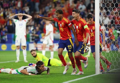 Lamine Yamal, Álvaro Morata y Pedri celebran el tanto en propia meta de Italia.