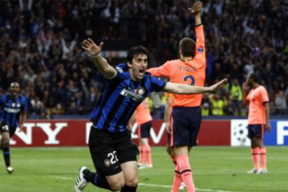 Milito anota el tercero del Inter y redondea con un gol su gran partido, mietras Piqué levanta la mano solicitando un posible fuera de juego en el tanto del argentino.