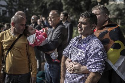 Varias personas asisten a la ceremonia de inauguración de un monumento en recuerdo de las personas que murieron durante el régimen nazi por sus tendencias sexuales en Tel Aviv (Israel). Se estima que unos 15.000 homosexuales fueron asesinados o enviados a campos de concentración.