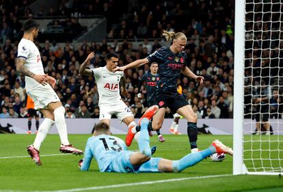 Erling Haaland marca su primer gol para el City al Tottenham.