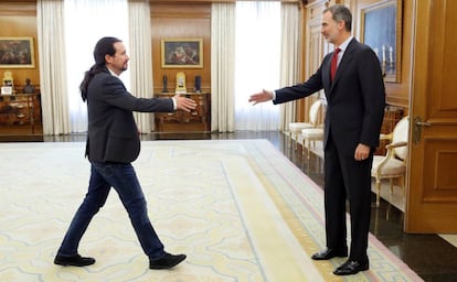 Felipe VI saluda al líder de Podemos, Pablo Iglesias, en el Palacio de la Zarzuela.