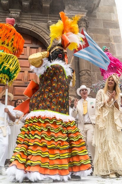 La figura de La Negra Tomasa, que representa a una nodriza cubana, preside la fiesta con su vitalidad, gracia provocadora y desparpajo, bailando al ritmo caribeño más vibrante. El personaje, encarnado por Víctor Lorenzo Díaz 'Sosó’, es uno de los más queridos y admirados por todos los palmeros, quien tras décadas bailando a su son, asegura que continuará haciéndolo mientras el cuerpo se lo permita.