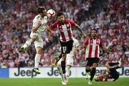 Gareth Bale lucha por el balón con Yuri Berchiche.