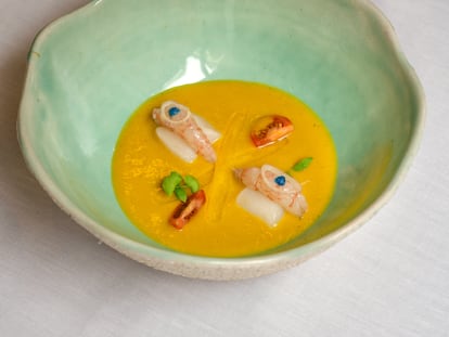 Quisquillas de huevas azules y vieras sobre un gazpacho de pimientos amarillos, en una imagen proporcionada por el restaurante Beluga, Málaga.