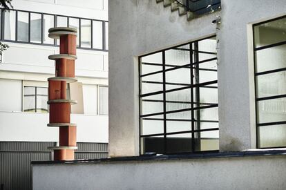 Rue Mallet-Stevens, en París, un ejemplo de arquitectura déco residencial que prefigura las líneas maestras del Movimiento Moderno.