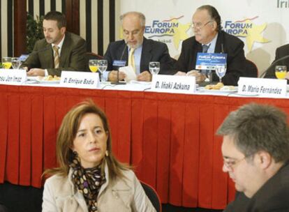 El alcalde, Iñaki Azkuna (derecha al fondo), y, en primer término, los ediles Cristina Ruiz, del PP, y Txema Oleaga, del PSE, ayer en el foro.