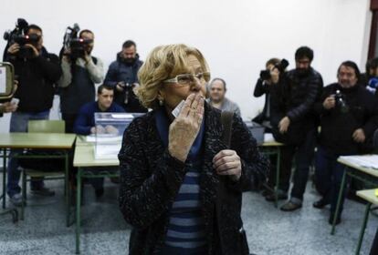 La alcaldesa de Madrid, Manuela Carmena, vota en el IES Conde de Orgaz de de Madrid y lanza un beso a un simpatizante.