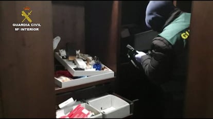 Un agente de la Guardia Civil revisa un armario en el marco de la Operación Reñidero.