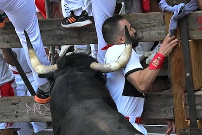 Un astado de la ganadería Cebada Gago embiste a un corredor.