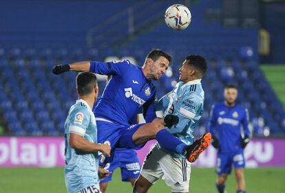 Maksimovic y Murillo pugnan en un lance aéreo.