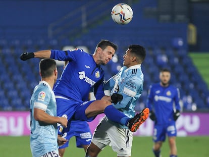 Maksimovic y Murillo pugnan en un lance aéreo.